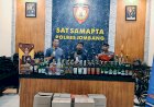 Polisi-Amankan-Seorang-Pemuda-dan-Ratusan-Botol-Miras-dari-Berbagai-Merk-di-Jombang