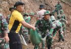 Polres-Madiun-Bersama-TNI-Gelar-Kerja-Bakti-Perbaiki-Jalan-Rusak-Akibat-Tanah-Longsor