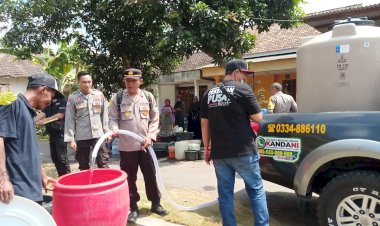 Polres-Lumajang-Kembali-Distribusikan-Bantuan-Air-Bersih-Untuk-Warga