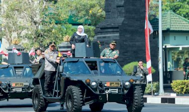 Polda-Jatim-Apel-Gelar-Pasukan-Operasi-Mantap-Brata-Semeru-2023-2024-Siap-Kawal-Pemilu-Damai