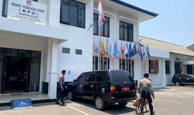 Jelang-Pemilu-2024-Polres-Malang-Siagakan-Personel-di-Kantor-KPU
