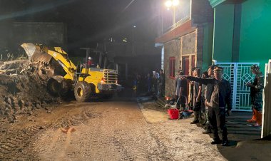 Polres-Batu-Bersama-BPBD-Bersihkan-Material-Akibat-Banjir,-Akses-Jalan-di-Desa-Beji-Kembali-Lancar