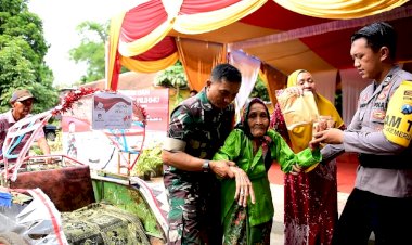 Bupati-Apresiasi-Kolaborasi-TNI---Polri-di-Situbondo-Antar-Jemput-Lansia-Datang-ke-TPS-Demi-Gunakan-Hak-Pilih