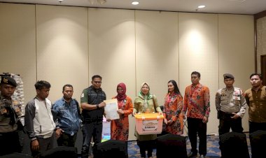Penghitungan-Suara-Pemilu-2024-Tingkat-Kabupaten-di-Situbondo-Aman,-Polisi-Kawal-Hasil-Rekap-ke-KPU-Provinsi-Jatim
