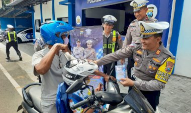 Operasi-Keselamatan-Semeru-2024,-Polisi-di-Situbondo-Beri-Hadiah-Pengendara-Tertib