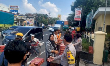 Semarakkan-Bulan-Ramadhan-Polisi-di-Sidoarjo-Berbagi-Takjil