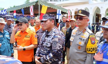 Kapolda-Jatim-Dampingi-Kepala-Staf-TNI-AL-Serahkan-Bansos-Untuk-Warga-Bawean-yang-Terdampak-Gempa