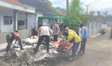 Sinergitas-TNI-Polri-Bersihkan-Saluran-Air-Pasca-Banjir-di-Lumajang