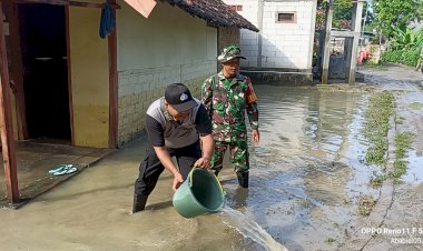 Polisi-Bersama-TNI-dan-Warga-Gotong-Royong-Bersihkan-Material-Luapan-Sungai-Jurang-Dandang-di-Nganjuk
