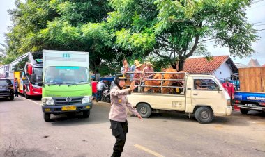 Beri-Rasa-Aman,-Polwan-Polres-Pamekasan-ini-Hadir-di-Setiap-Kegiatan-Masyarakat