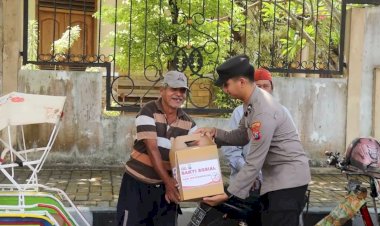 Peduli-Sesama,-Polres-Lumajang-Salurkan-Bantuan-Sosial-Untuk-Jukir-dan-Abang-Becak