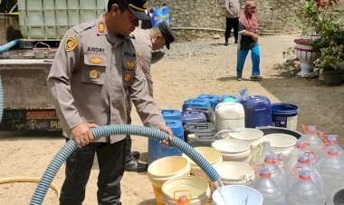 Polres-Pacitan-Salurkan-Bantuan-Air-Bersih-untuk-Warga-Terdampak-Kemarau-Panjang