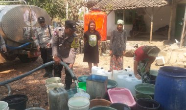 Polres-Probolinggo-Kota-Kembali-Beri-Bantuan-10-Ribu-Liter-Air-Bersih-di-Tongas