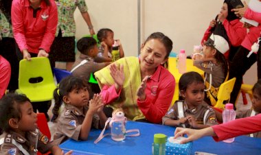 Ketua-Bhayangkari-Daerah-NTT-Sambut-Hangat-Kedatangan-Ketua-Umum-Bhayangkari-Ny.-Juliati-Sigit-Prabowo-di-Kupang