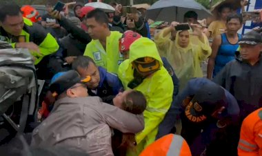 Detik-detik-Kapolres-Purwakarta-Evakuasi-Korban-Tabrakan-Beruntun-Tol-Cipularang