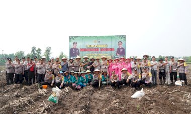 Gelorakan-Swasembada-Pangan,-Polres-Ponorogo-Bersama-Kelompok-Tani-Tanam-Jagung-Reog-234-Bhayangkara