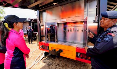 Ketua-Umum-Bhayangkari-Tinjau-Penyaluran-Air-Bersih-bagi-Pengungsi-Erupsi-Gunung-Lewotobi-di-Posko-Kobasoma