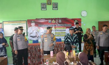 Wakapolresta-Sidoarjo-Bagikan-Makan-Siang-Bergizi-di-Sekolah-Wonoayu