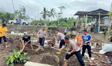 Gotong-Royong-Polisi-Bersama-Warga-Perbaiki-Makam-yang-Rusak-Akibat-Banjir-di-Blitar