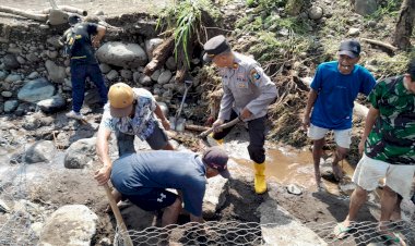 Kompak,-Polisi-dan-TNI-bersama-Warga-Pasang-Bronjong-Antisipasi-Banjir-Susulan-di-Situbondo