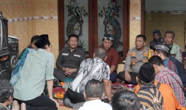 Kapolresta-Sidoarjo-bersama-Forkopimda-Takziah-Ke-Rumah-Duka-Korban-Longsor-Pacet-Cangar