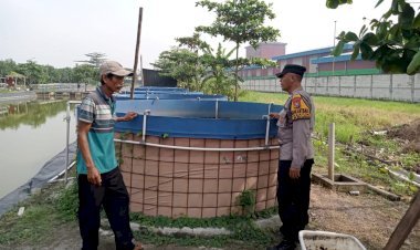 Bhabinkamtibmas-Apresiasi-Pembesaran-Ikan-Lele-Warga-di-Lahan-Ketahanan-Pangan-Desa-Kraton-Krian