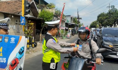 Operasi-Patuh-Semeru-2025-Polres-Malang-Sapa-Pengendara,-Sosialisasikan-Kamseltibcarlantas
