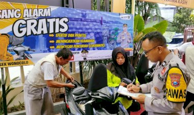 Pasang-Alarm-Gratis-di-Polsek-Wonocolo-Sepuluh-Pendaftar-Pertama-Diberi-Bonus-Buah-Durian