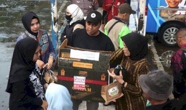 Kasat-PPA-dan-PPO-Polresta-Sidoarjo-Bagikan-Takjil-ke-Pemudik-di-Terminal-Purabaya