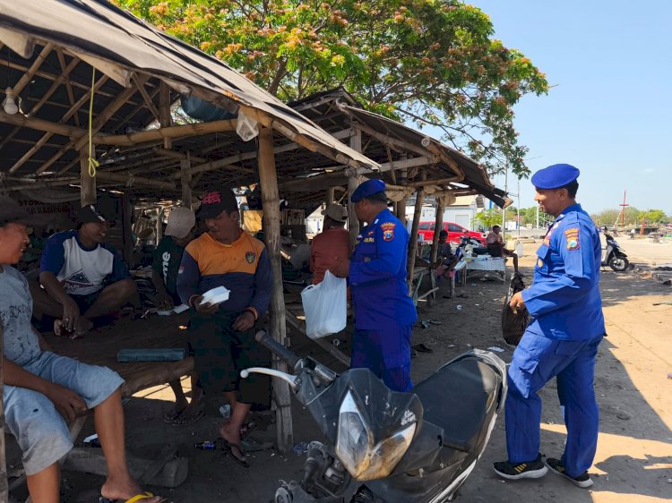 Harkamtibmas : Patroli Pesisir Polres Situbondo Berbagi Nasi Bungkus untuk Nelayan