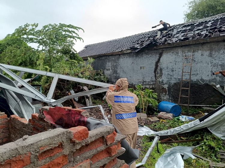 Angin Puting Beliung Terjang Desa Prasung, Polsek Buduran Bersinergi Bantu Warga Terdampak