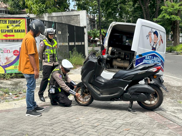 Polres Gresik Turunkan Mobil 'KELINGAN AMAN' Layanan Gratis Libur Nataru