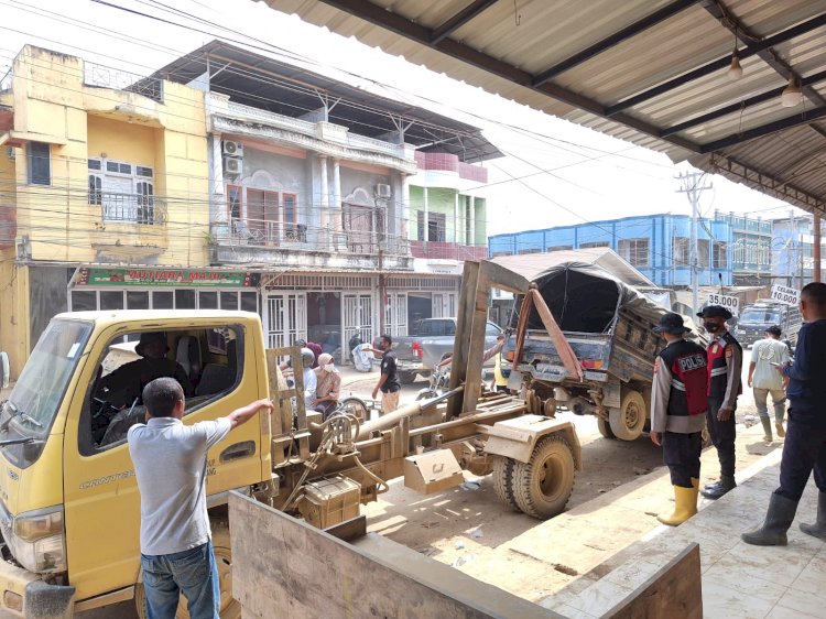 Dari Jalan Tergenang ke Bengkel Perbaikan Polisi gunakan towing Evakuasi Mobil Warga Pascabanjir