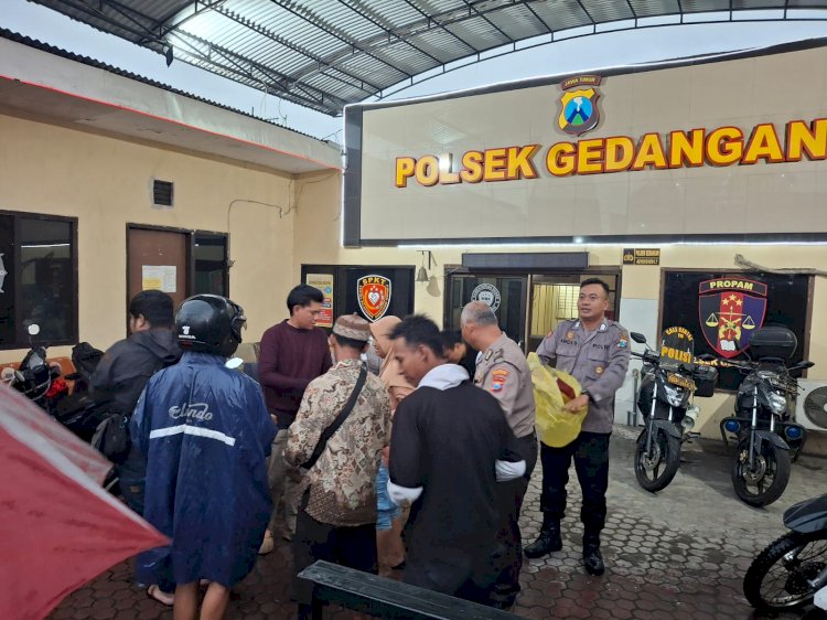 Polsek Gedangan Bagi Takjil Ramadhan, Wujud Kepedulian kepada Masyarakat